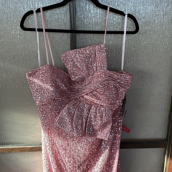 Elegant Pink Sequin Evening Gown - Picture 4 of 12